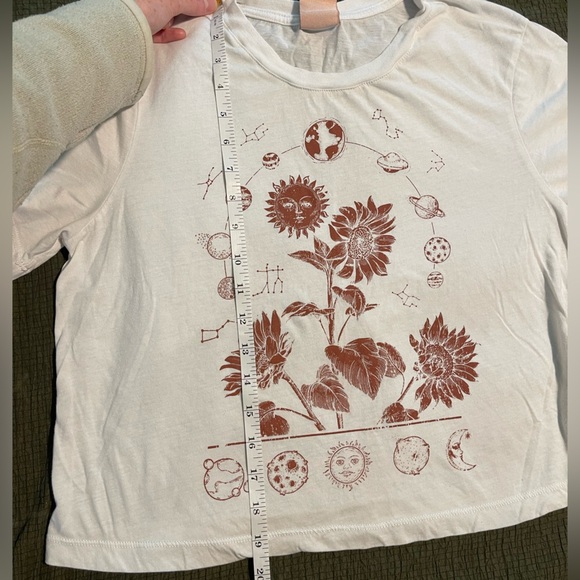 White Cropped graphic tee - Picture 6 of 6